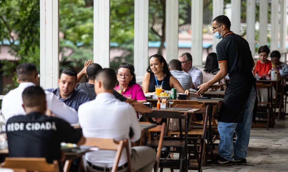 Brasileiro sai menos e gasta 28,3% mais a cada saída, imagem ilustrativa
