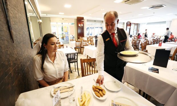 Salário recorde e a dificuldade de contratar em restaurantes, imagem ilustrativa