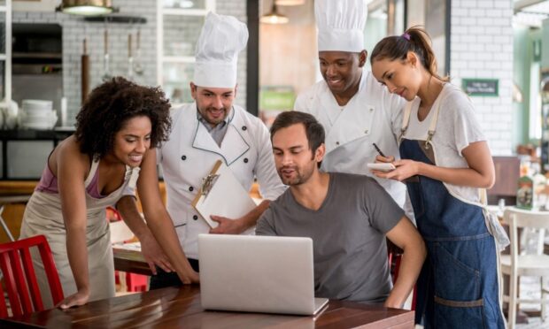 Sem treinamento de equipe, restaurante paga R$ 290 mil, imagem ilustrativa
