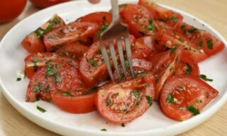 Alta do tomate chega a 20,76% e pede revisão da ficha técnica, imagem ilustrativa