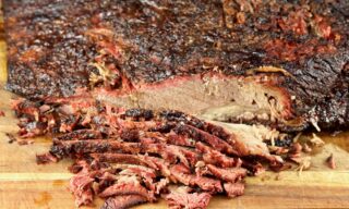 Custo do brisket tira corte do cardápio de churrascaria no Texas, imagem ilustrativa