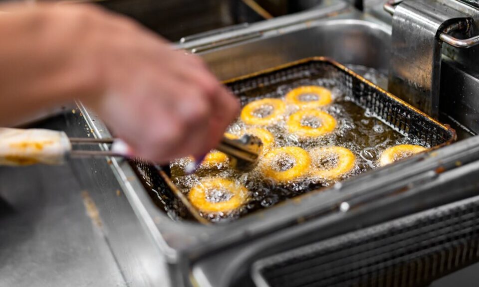 Óleo de algodão Fry chega à fritura profissional em balde de 14,5 kg, imagem ilustrativa