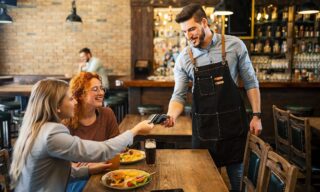 Vendas nas mesmas lojas do foodservice caem 1,9% em agosto, imagem ilustrativa