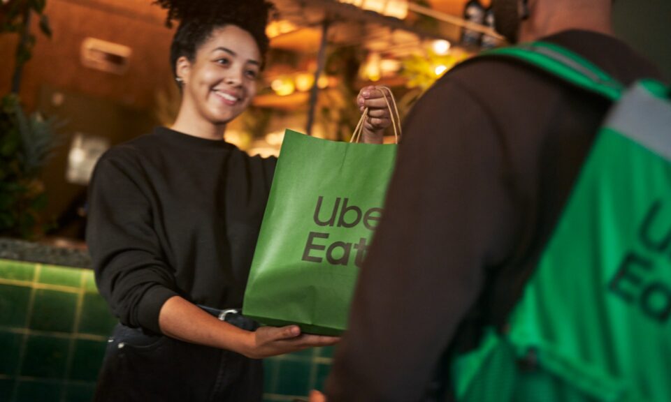 Uber anuncia compra da ezCater para catering no Uber Eats, imagem ilustrativa